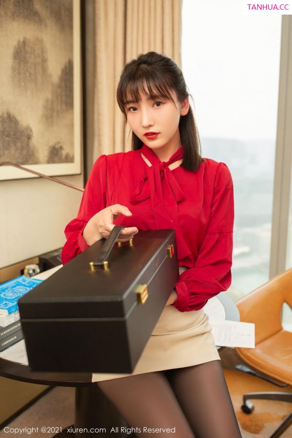 陆萱萱  陆萱萱鲜红服饰 女神的独特礼物第3张图片